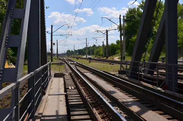 夏天天铁路风景以看法从铁路桥梁到郊区乘客驻地 — 图库照片