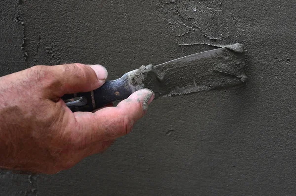 Manos Viejo Trabajador Manual Con Herramientas Enlucido Pared Que Renuevan — Foto de Stock