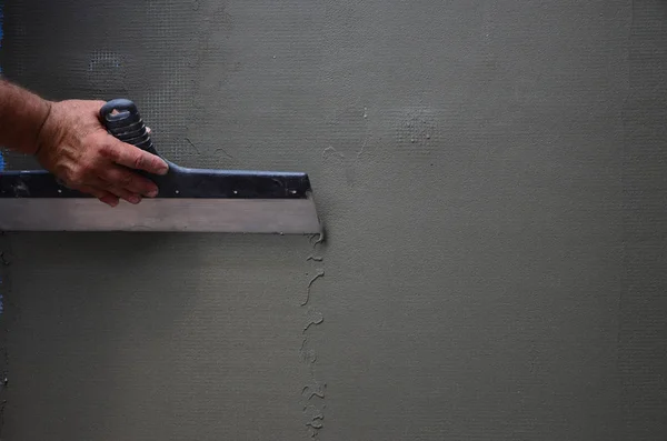 Mãos Velho Trabalhador Manual Com Ferramentas Reboco Parede Renovando Casa — Fotografia de Stock