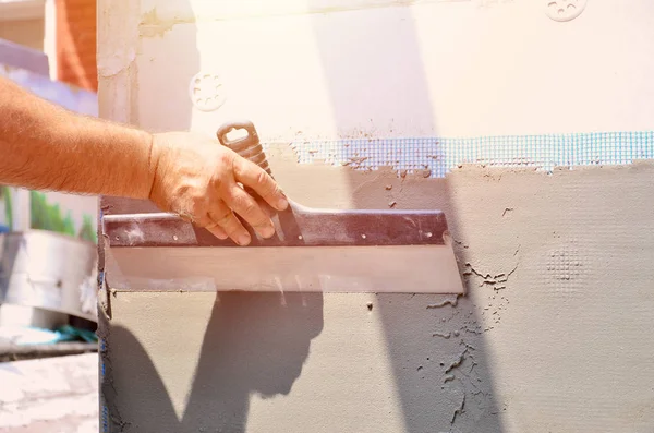 Mãos Velho Trabalhador Manual Com Ferramentas Reboco Parede Renovando Casa — Fotografia de Stock