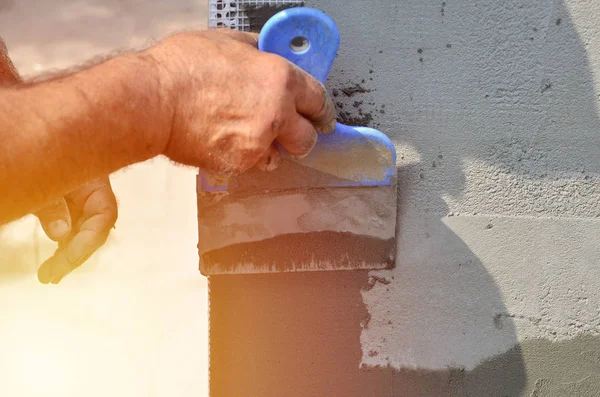 Yenilenen Araçları Sıvama Duvar Ile Eski Bir Işçi Elleri Sıvacı — Stok fotoğraf