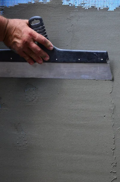 Mãos Velho Trabalhador Manual Com Ferramentas Reboco Parede Renovando Casa — Fotografia de Stock