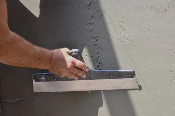 Manos Viejo Trabajador Manual Con Herramientas Enlucido Pared Que Renuevan — Foto de Stock