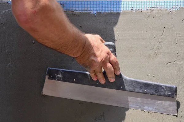 Mãos Velho Trabalhador Manual Com Ferramentas Reboco Parede Renovando Casa — Fotografia de Stock