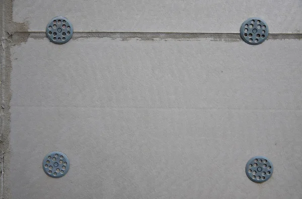 プラスチックの傘釘で補強灰色発泡ポリスチレン板で覆われた壁のテクスチャ 壁の絶縁材のステージ — ストック写真