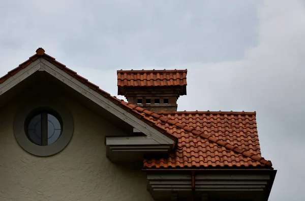 这所房子配有高质量的瓷砖屋面 完美屋顶的好例子 该建筑物可靠地受到保护 不受恶劣天气的影响 — 图库照片