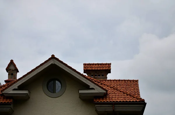 这所房子配有高质量的瓷砖屋面 完美屋顶的好例子 该建筑物可靠地受到保护 不受恶劣天气的影响 — 图库照片