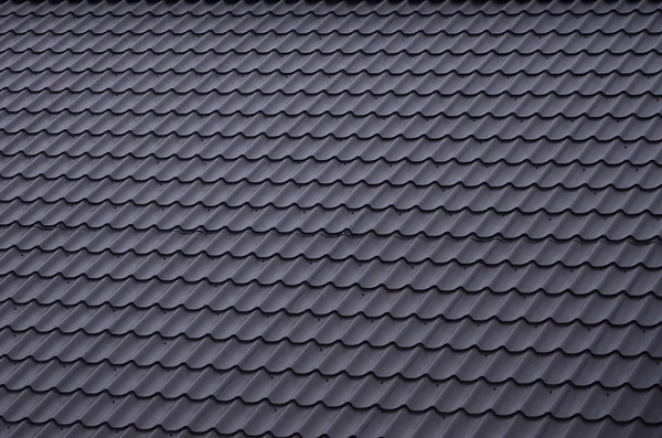 Çatıda boyalı metal doku. Detaylı görmek için kaplama çatı çatı eğimli. Yüksek kaliteli çatı kaplama