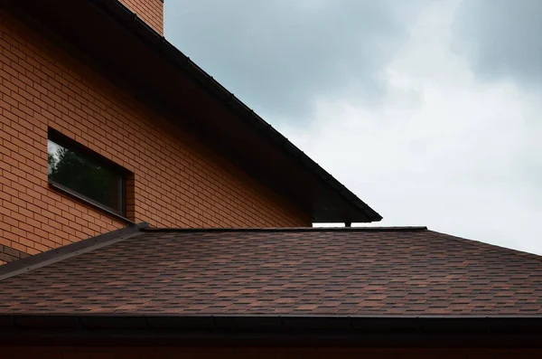 Das Haus Ist Mit Hochwertigen Schindeldächern Bitumenziegeln Ausgestattet Ein Gutes — Stockfoto