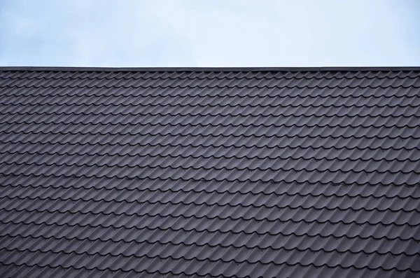 塗られた金属の屋根のテクスチャです 屋根のカバーのクローズ アップの詳細ビューは勾配屋根です 高品質屋根 — ストック写真