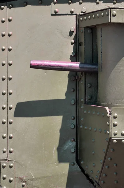 タンクの多数で補強し 金属製の壁のテクスチャはボルトやリベットします ガイド付きマシンガンで第二次世界大戦からの戦闘車両のカバーの画像 — ストック写真