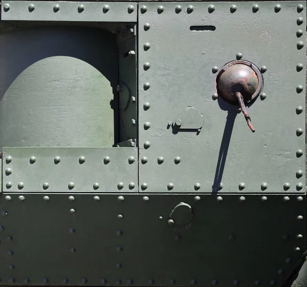 タンクの多数で補強し 金属製の壁のテクスチャはボルトやリベットします ガイド付きマシンガンで第二次世界大戦からの戦闘車両のカバーの画像 — ストック写真