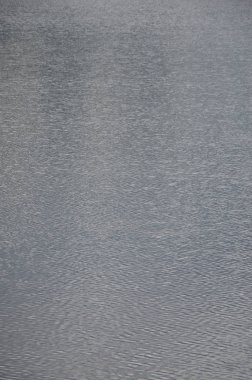 Perspektif içinde baskılı rüzgarın etkisi altında karanlık nehir su doku. Dikey görüntü