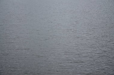 Perspektif içinde baskılı rüzgarın etkisi altında karanlık nehir su doku. Yatay görüntü