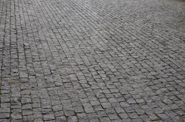 Parlak güneş ışığı altında kare şeklin birçok küçük taşları kaldırım levha (kaldırım taşları) doku