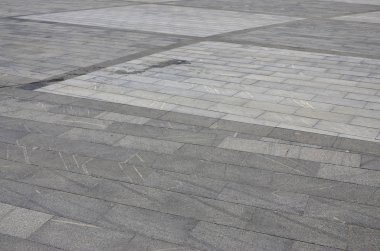 Parlak güneş ışığı altında platformlar Meydanı çeşitli fayans parke granit doku şeklinde