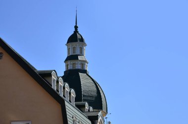 Şunun ayrıntıları Kharkov mimari yakın çekim. Antik tarzda dekore edilmiş olan bir çok katlı binanın çatı köşesinde parçası
