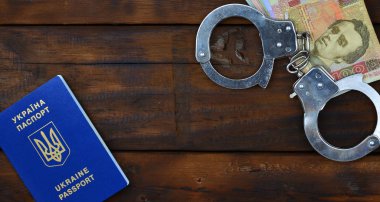 Ukrayna yabancı pasaport, Ukraynalı para ve polis kelepçe belirli bir miktarda fotoğrafı. Ukrayna vatandaşları yurtdışında yasadışı kazanç kavramı