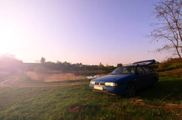 Een Blauwe Auto Een Achtergrond Van Een Rustieke Landschap Met — Stockfoto