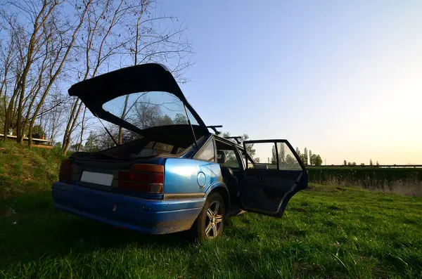 Een Blauwe Auto Een Achtergrond Van Een Rustieke Landschap Met — Stockfoto