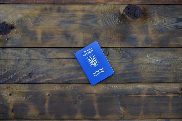 Фото Український Закордонний Паспорт Лежачи Темні Дерев Яні Поверхні Концепція — стокове фото