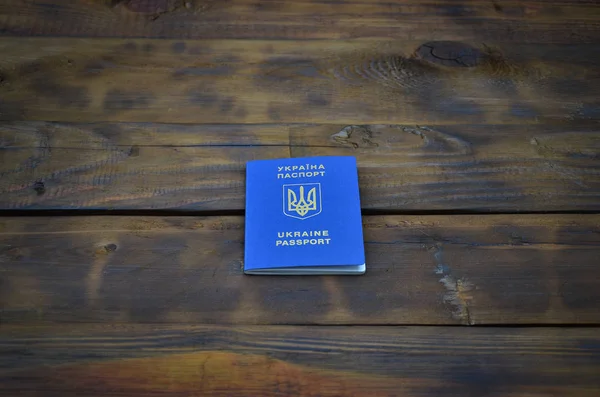 Foto Del Pasaporte Extranjero Ucraniano Tumbado Una Superficie Madera Oscura — Foto de Stock
