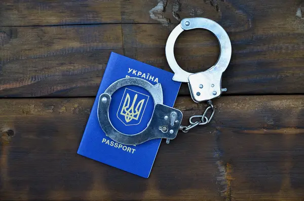 Pasaporte Ucraniano Con Esposas Policía Encuentra Una Mesa Madera Concepto — Foto de Stock