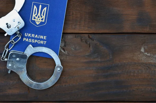 Ukrán Útlevél Rendőrség Bilincs Fekszik Egy Fából Készült Asztal Koncepció — Stock Fotó