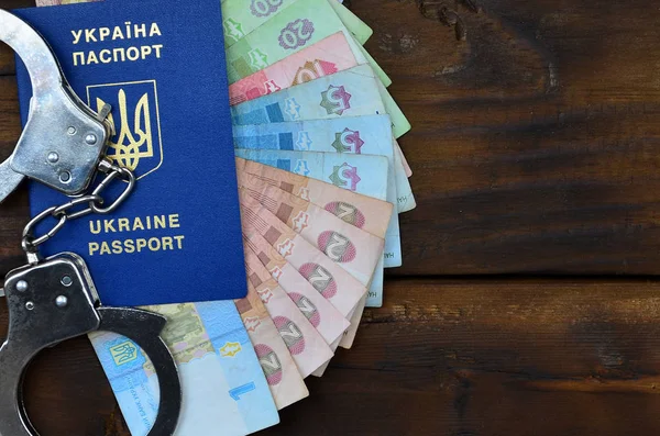 Fénykép Egy Ukrán Külföldi Útlevél Egy Bizonyos Mennyiségű Ukrán Pénz — Stock Fotó