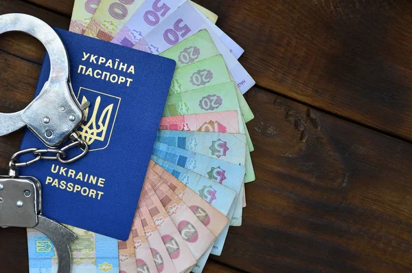 Fénykép Egy Ukrán Külföldi Útlevél Egy Bizonyos Mennyiségű Ukrán Pénz — Stock Fotó