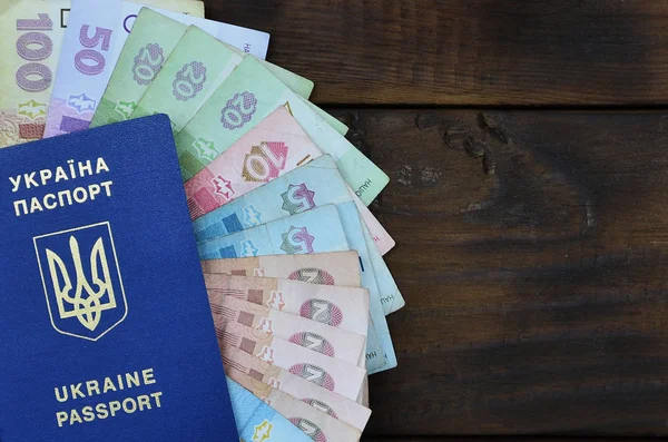 Az ukrán útlevél és egy bizonyos mennyiségű Ukr fényképe — Stock Fotó