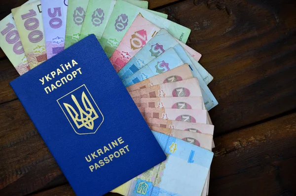 Fénykép Egy Ukrán Útlevél Egy Bizonyos Pénzösszeg Ukrán Felületre Koncepció — Stock Fotó