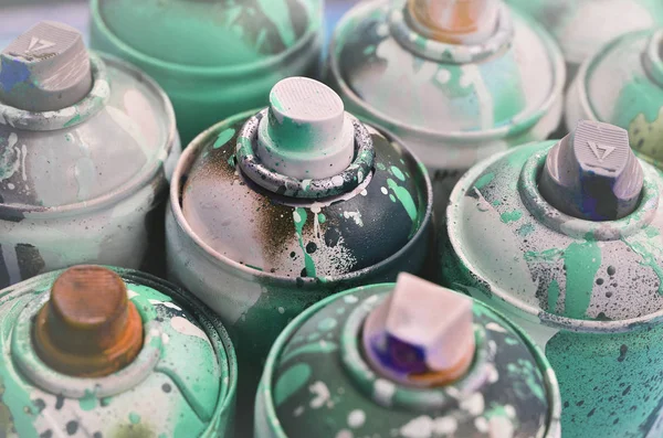 Viele Gebrauchte Spraydosen Mit Farbe Großaufnahme Schmutzige Und Beschmierte Dosen — Stockfoto