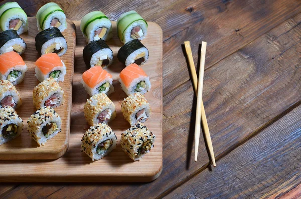 Kieliszek Szczegółowy Zestaw Rolek Sushi Japoński Urządzenia Ich Wykorzystania Pałeczki — Zdjęcie stockowe