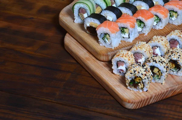 Zestaw Sushi Liczby Rolek Znajduje Się Pokładzie Cięcia Drewnianych Stole — Zdjęcie stockowe