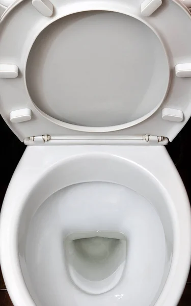 Ein Foto Einer Weißen Keramik Toilettenschüssel Der Umkleidekabine Oder Badezimmer — Stockfoto