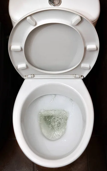 Sebuah Foto Dari Mangkuk Toilet Keramik Putih Dalam Proses Mencucinya — Stok Foto