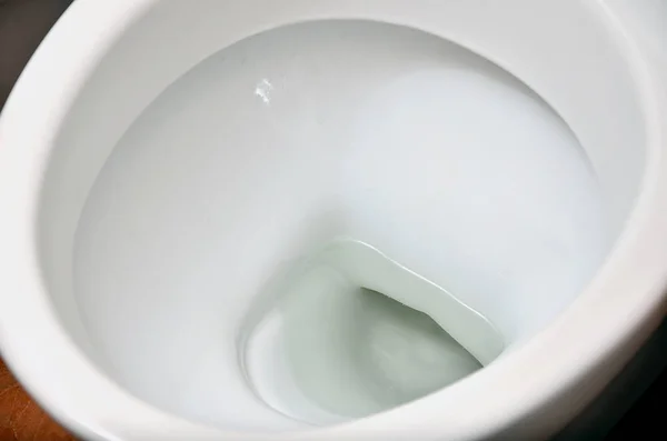 Ein Foto Einer Weißen Keramik Toilettenschüssel Der Umkleidekabine Oder Badezimmer — Stockfoto