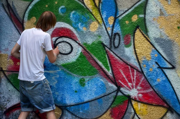 Fotoğraf Eski Bir Beton Duvara Grafiti Desen Çizimi Sürecinde Genç — Stok fotoğraf