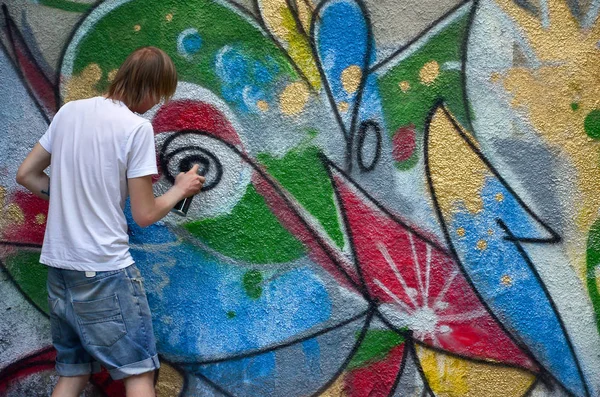 Photo Young Guy Denim Shorts White Shirt Guy Draws Graffiti — Stock Photo, Image