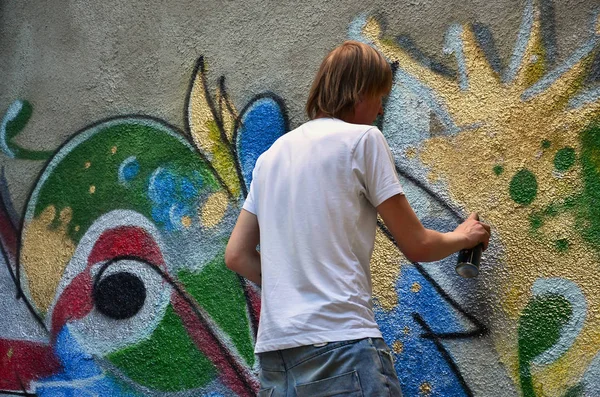 Foto Proceso Dibujar Patrón Graffiti Una Vieja Pared Hormigón Joven — Foto de Stock