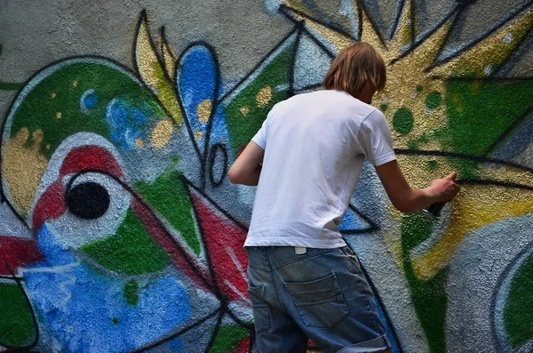 Foto Ung Kille Jeansshorts Och Vit Skjorta Killen Drar Graffiti — Stockfoto