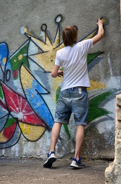 Foto Proceso Dibujar Patrón Graffiti Una Vieja Pared Hormigón Joven — Foto de Stock