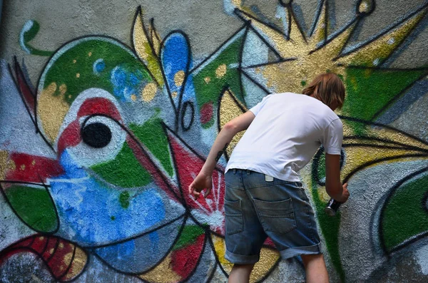 Fotografie Mladého Kluka Džínové Kraťasy Bílou Košili Ten Čerpá Graffiti — Stock fotografie