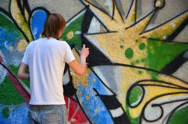 Foto Procinto Disegnare Modello Graffiti Vecchio Muro Cemento Giovane Dai — Foto Stock