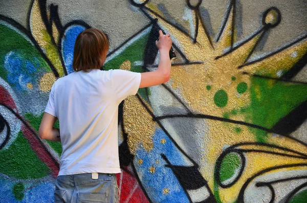 Fotografie Mladého Kluka Džínové Kraťasy Bílou Košili Ten Čerpá Graffiti — Stock fotografie