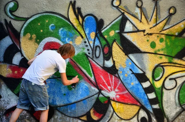 Fotografie Mladého Kluka Džínové Kraťasy Bílou Košili Ten Čerpá Graffiti — Stock fotografie