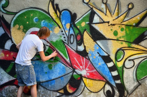 Foto Procinto Disegnare Modello Graffiti Vecchio Muro Cemento Giovane Dai — Foto Stock