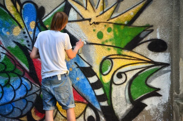 Fotografie Mladého Kluka Džínové Kraťasy Bílou Košili Ten Čerpá Graffiti — Stock fotografie