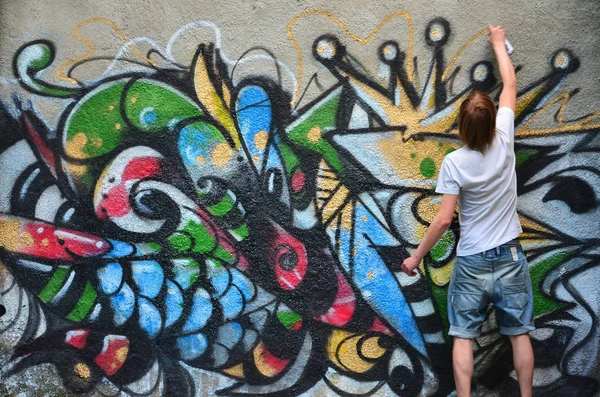 Foto Proceso Dibujar Patrón Graffiti Una Vieja Pared Hormigón Joven — Foto de Stock